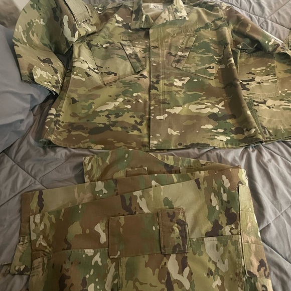 Two Complete army combat uniform. - Picture 3 of 3